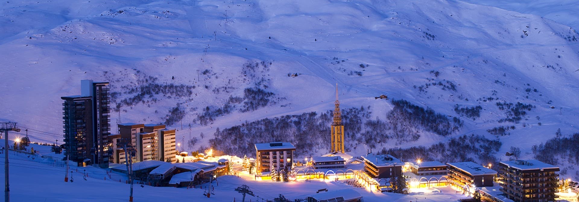 Les Menuires bij avond met de pistes erboven