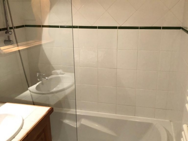 Bathroom round floor